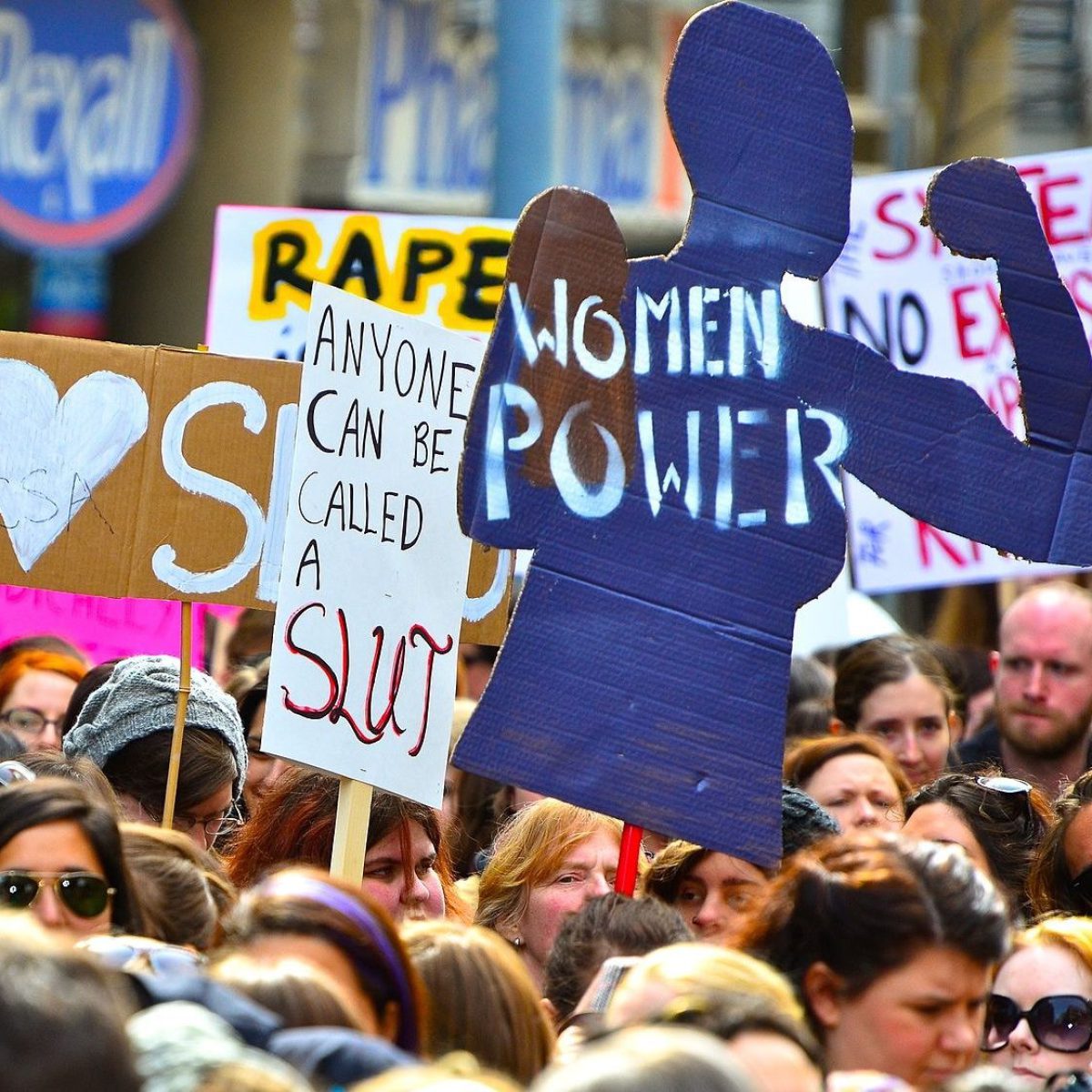 Erster Slutwalk, Toronto, 3.4.2011.
Foto: Anton Bielousov (3.4.2011), CC BY 3.0, https://de.wikipedia.org/wiki/Datei:Toronto-Slutwalk.jpg. Ausschnitt aus dem Foto.